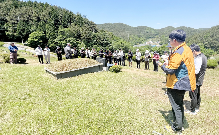 240526 성직자묘역성묘-8(홈피용).jpg