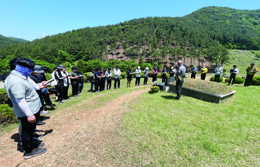 240526 성직자묘역성묘-4(홈피용).jpg