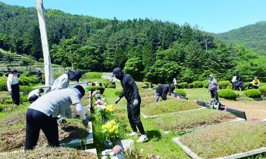 240526 성직자묘역성묘-3(홈피용).jpg