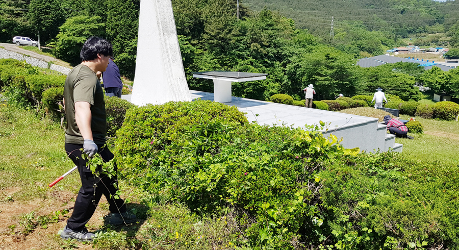 240526 성직자묘역성묘-7(홈피용).jpg