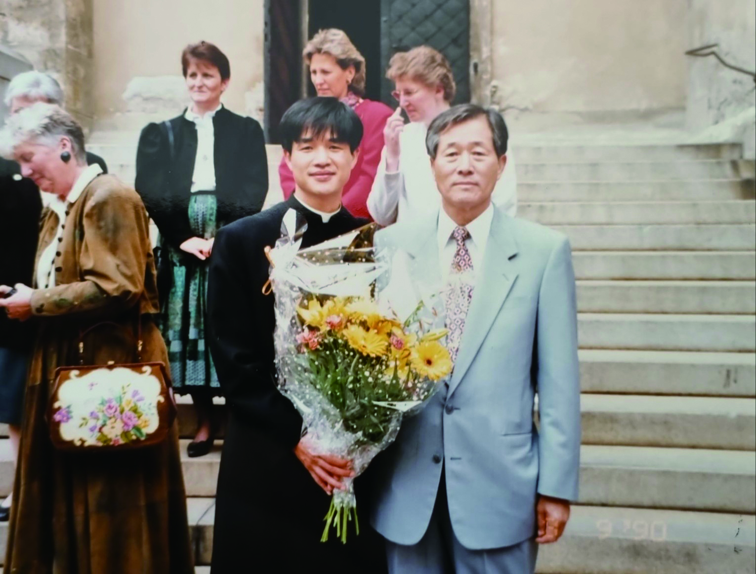 그라츠에서 서품받은 아들 신부와 함께.jpg